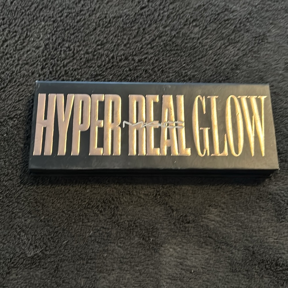 4 Eyeshadow palettes and MAC highlighter palette